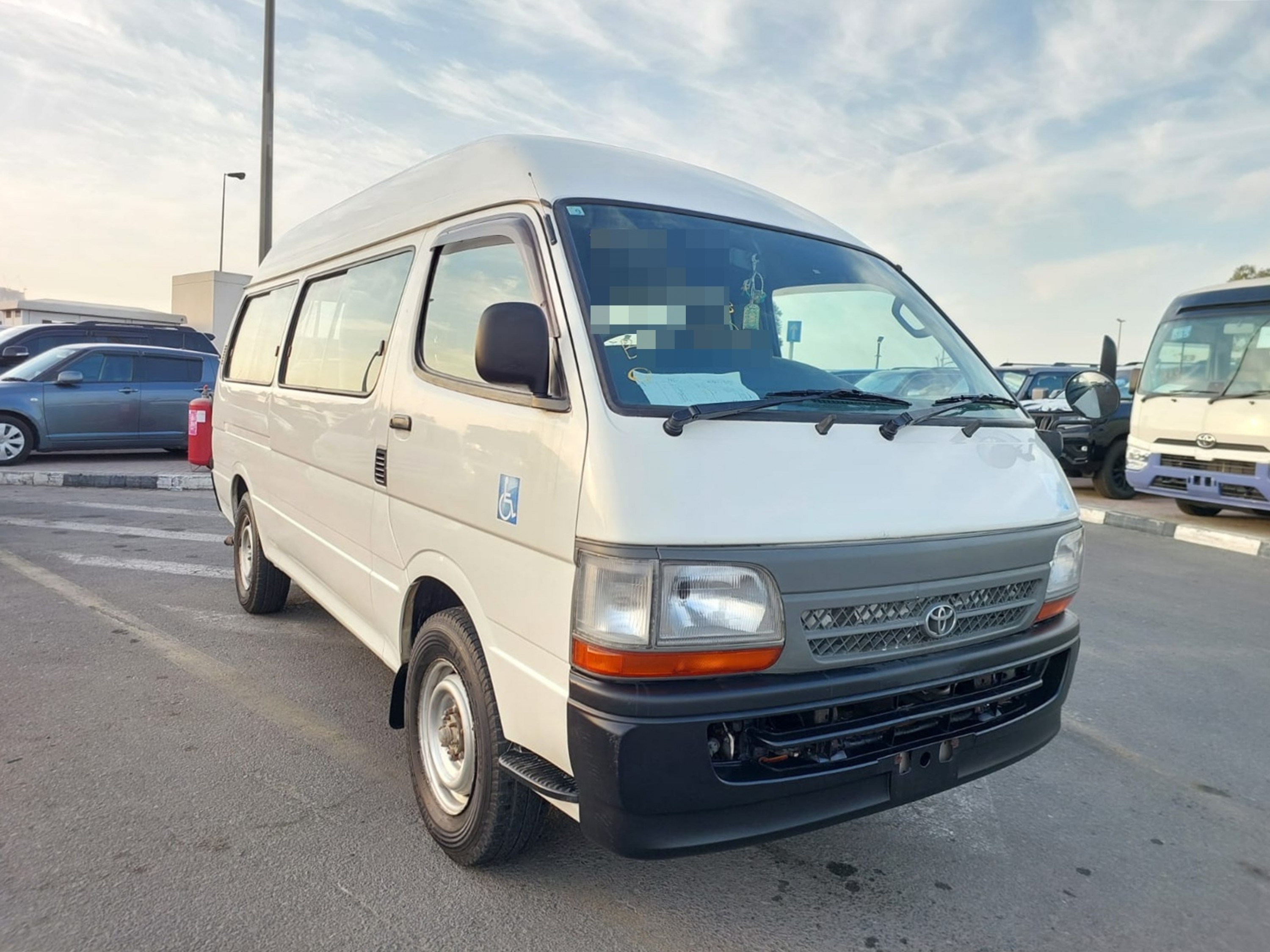 TOYOTA Hiace Commuter