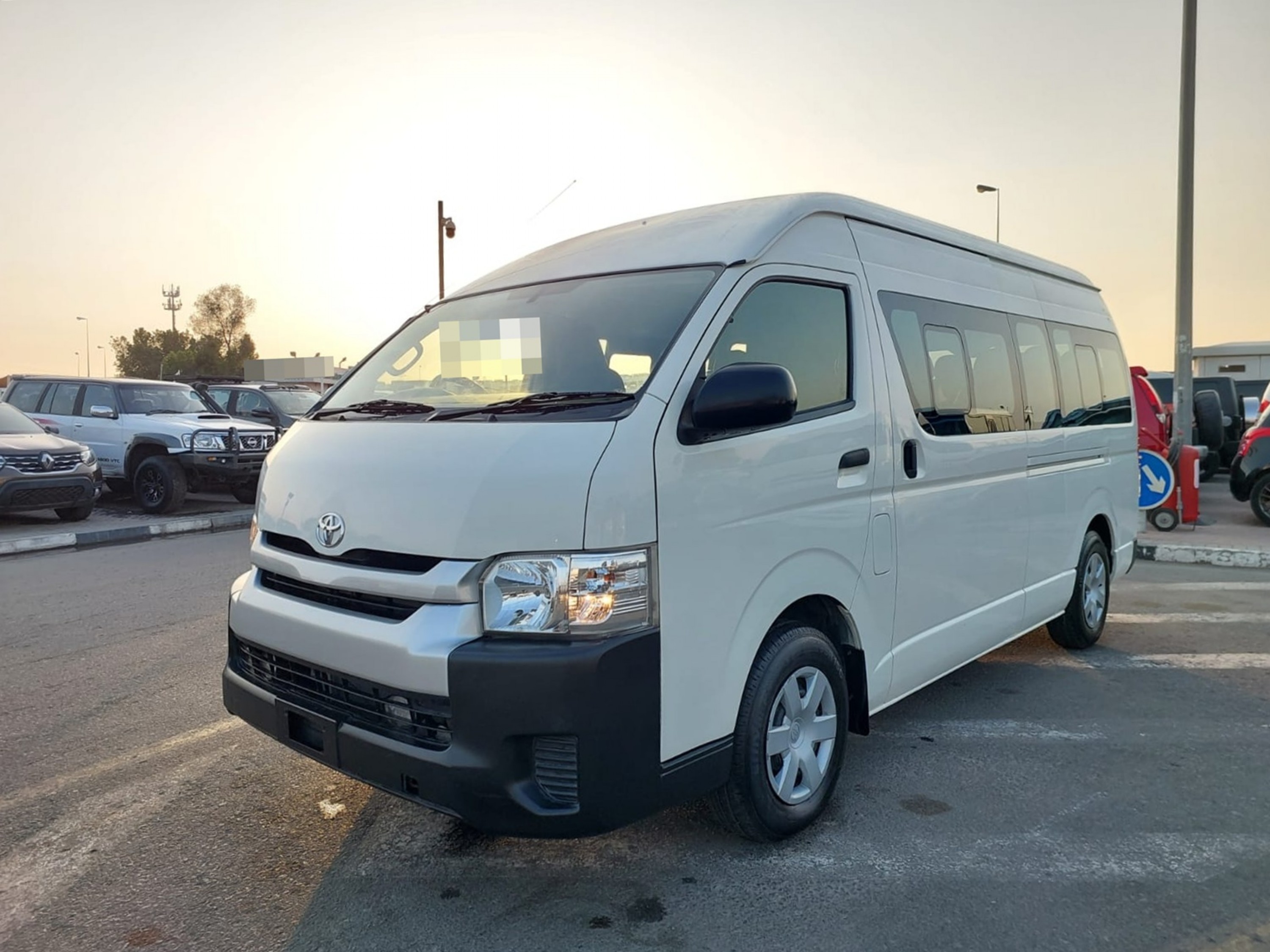TOYOTA Hiace Commuter