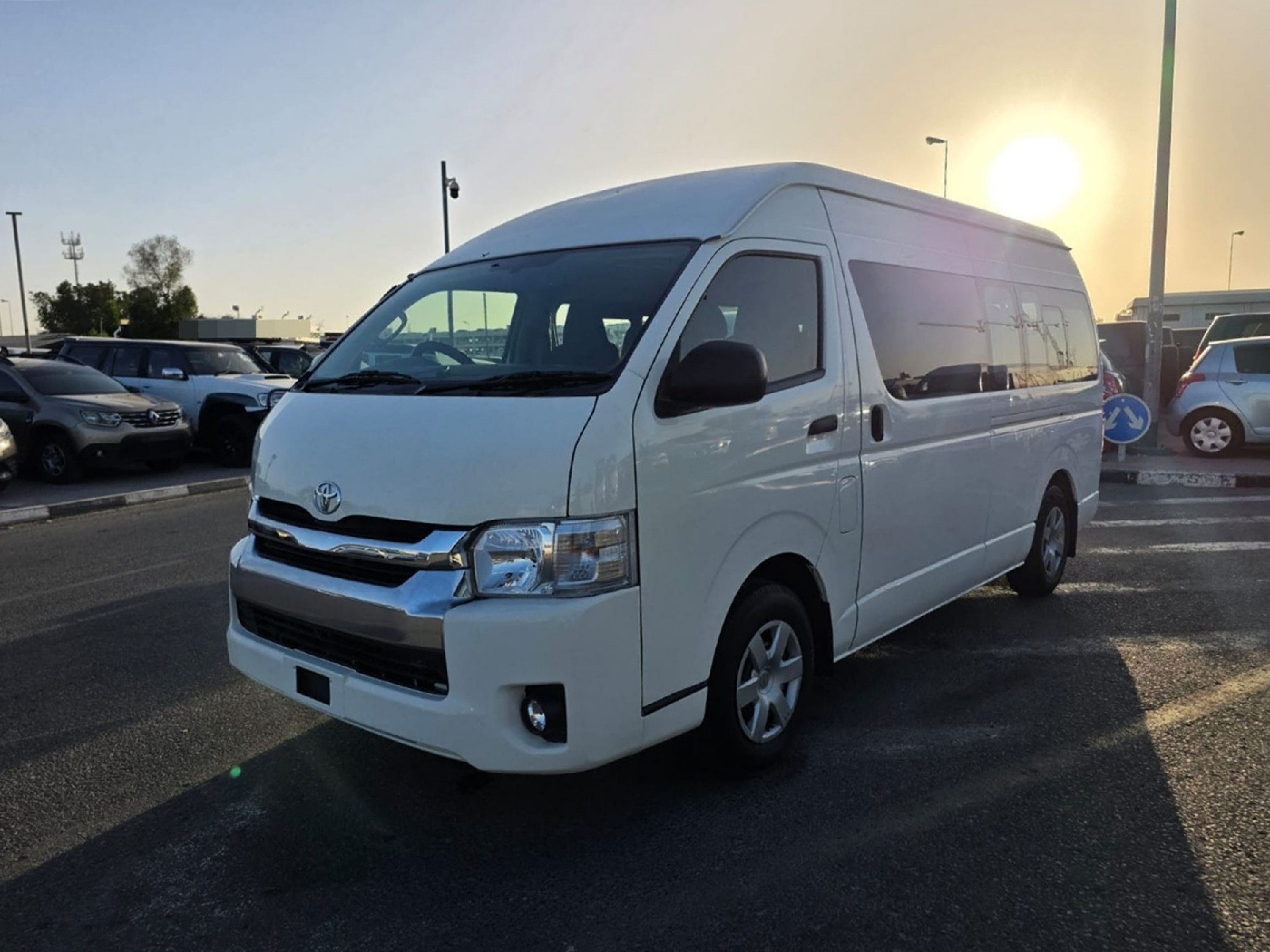 TOYOTA Hiace Commuter