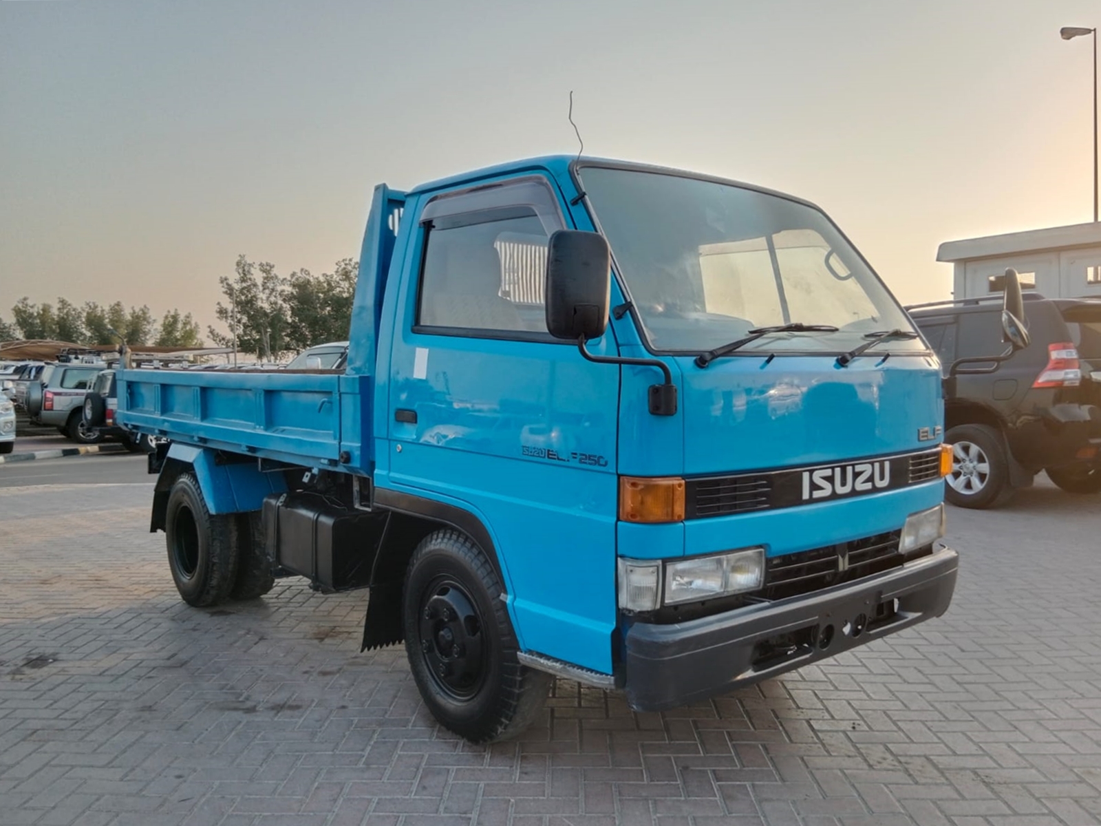 1065  ISUZU  ELF TRUCK 3.7 M/T 2WD BLUE