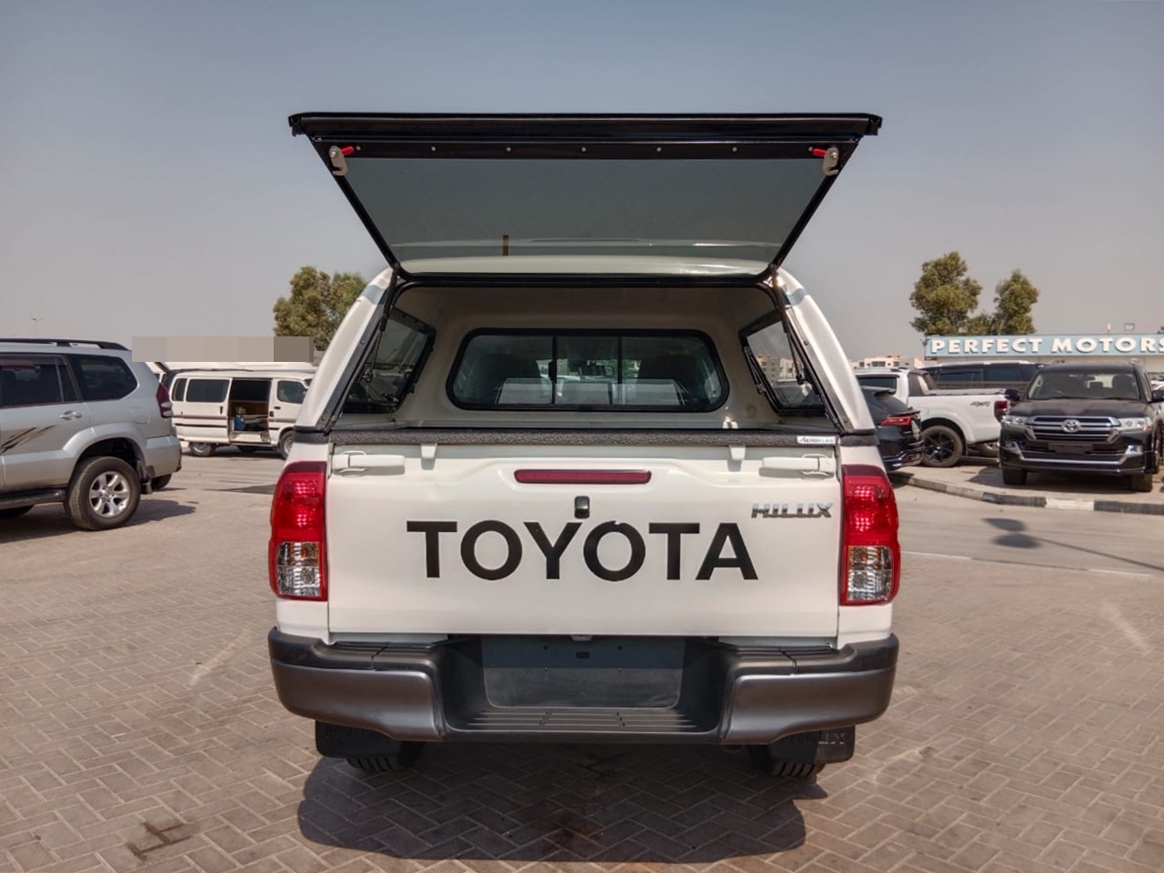 6995 TOYOTA HILUX A/T 2.8 4WD WHITE