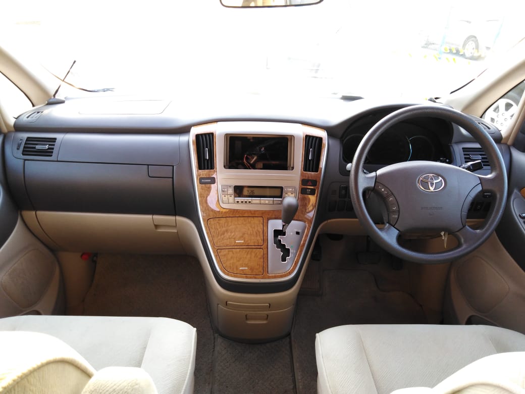 9216 - Toyota Alphard 2.4 AT Van White